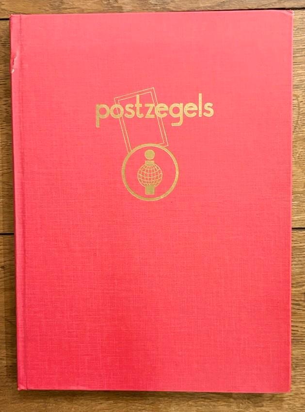 Rood A4 formaat insteekalbum 16 zwart bladzijden, Postzegels en Munten, Postzegels | Toebehoren, Verzamelalbum, Verzenden