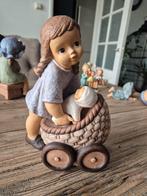 Groot Goebel beeld van meisje met baby in wieg, Verzamelen, Beelden en Beeldjes, Ophalen of Verzenden