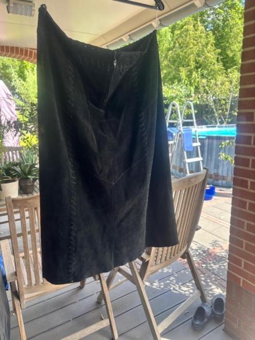 Echt suède midi rok zwart, Kleding | Dames, Rokken, Zo goed als nieuw, Maat 42/44 (L), Zwart, Onder de knie, Ophalen of Verzenden