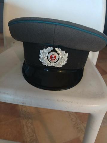 DDR Officierspet beschikbaar voor biedingen