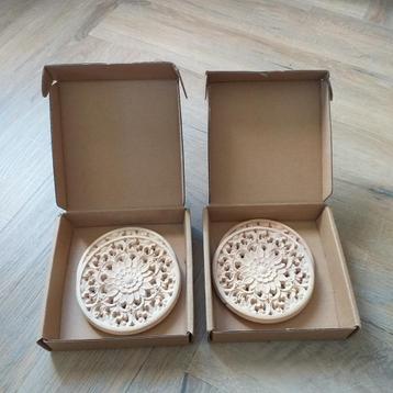 Houtsnijwerk ornament bloem voor op een brocante kast  beschikbaar voor biedingen
