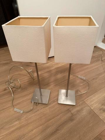 2 (Nachtkast)lampjes met vierkante kap beschikbaar voor biedingen