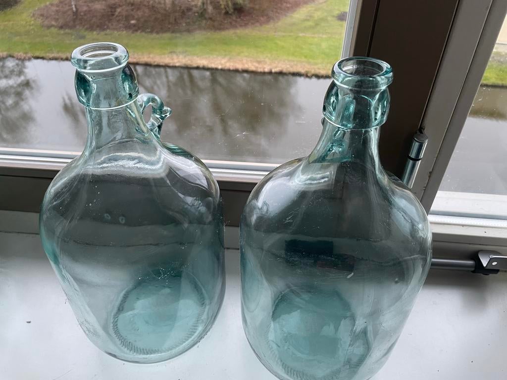 Twee Vintage Glazen Kruik Flessen, Ophalen, 50 tot 75 cm, Blauw, Glas