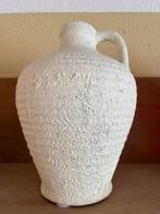 Witte keramische vaas met een ruwe, getextureerde afwerking, Huis en Inrichting, Wit, Aardewerk of Porselein, Ophalen of Verzenden
