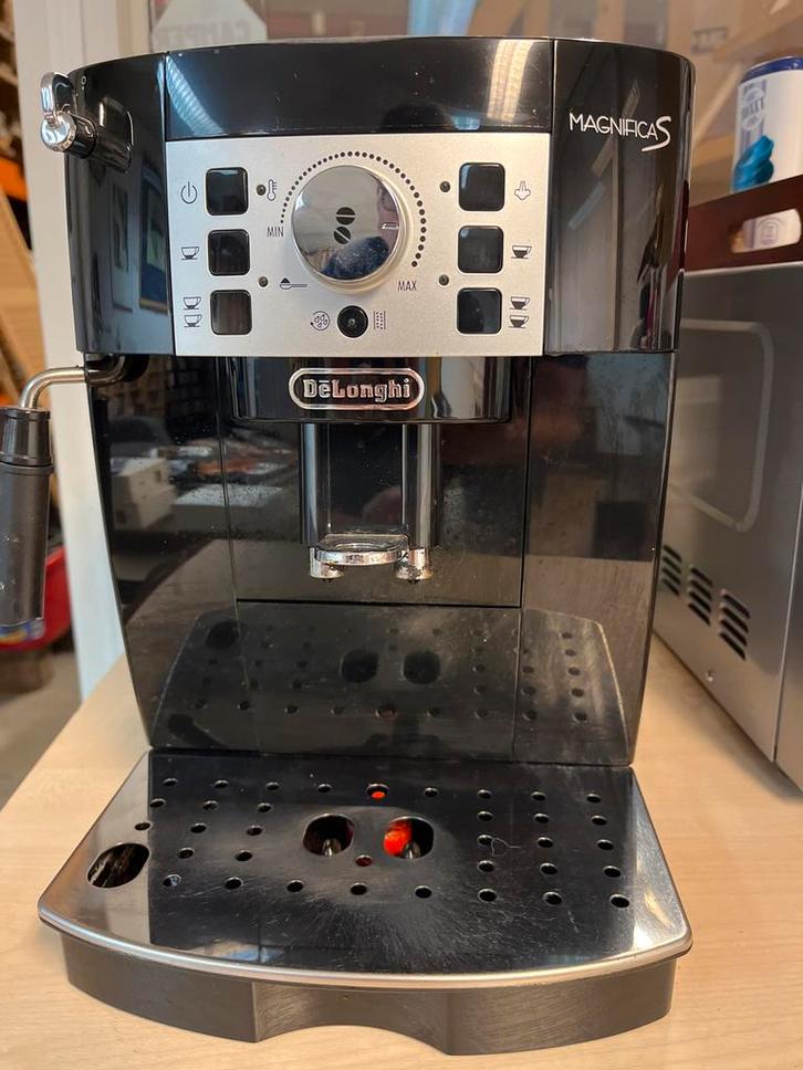 DeLonghi Magnifica S Espresso Machine, Witgoed en Apparatuur, Koffiezetapparaten, Gebruikt, Gemalen koffie, Espresso apparaat