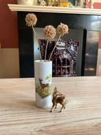 Vintage vaasje met een hert bloemen en bomen ong. 11 cm, Gebruikt, Wit, Aardewerk of Porselein, Ophalen of Verzenden