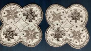 2 lichtbeige - roomkleurig kleedjes ster; 13,5 x 13,5 cm beschikbaar voor biedingen