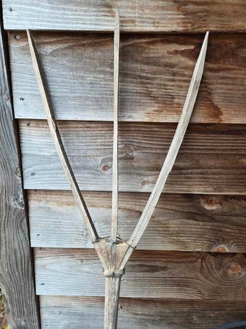 Houten hooivork, decoratie. beschikbaar voor biedingen