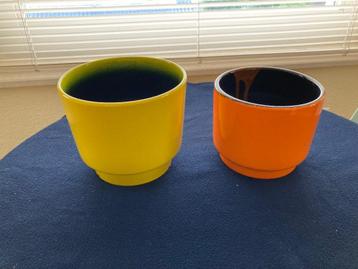 Bloempotten, vintage, geel en oranje. Jaren 60/70. beschikbaar voor biedingen