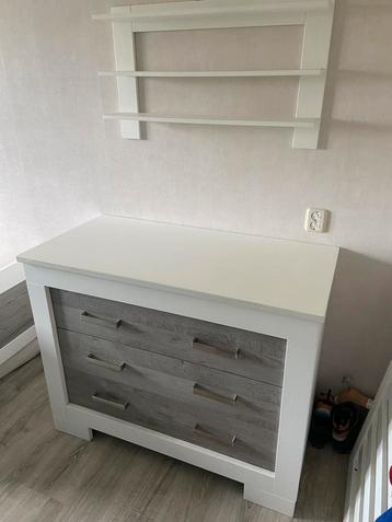 Commode met drie lades beschikbaar voor biedingen