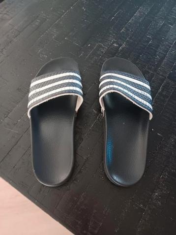 Adidas maat 46 (zit als 45) beschikbaar voor biedingen