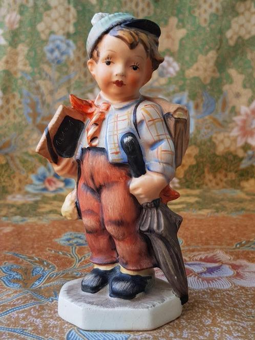 Mooi oud beeldje uit Duitsland van Friedel porselein 15,2 cm, Antiek en Kunst, Antiek | Porselein, Ophalen of Verzenden