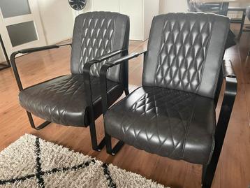 2 Grijze Fauteuils met zwart stalen onderstel