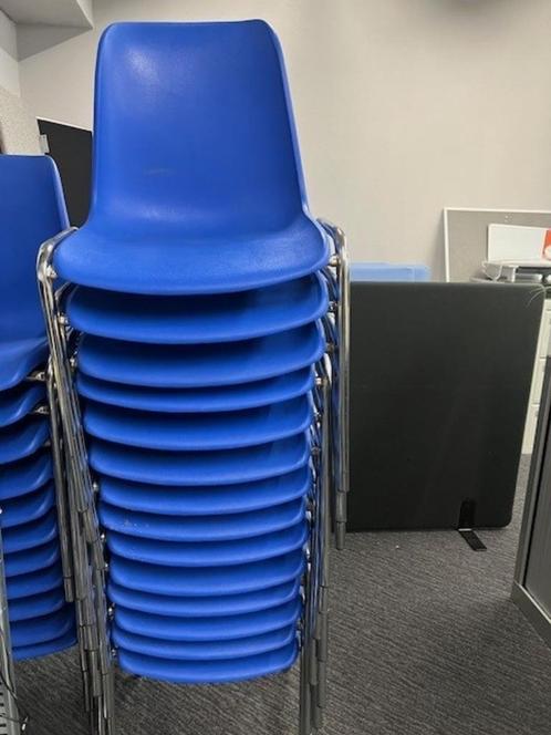 Kuipstoel blauw, chroom frame (44x)p. per stuk, Huis en Inrichting, Stoelen, Gebruikt, Vijf, Zes of meer stoelen, Kunststof, Blauw