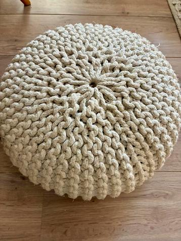 Crème Kleurige Poef beschikbaar voor biedingen