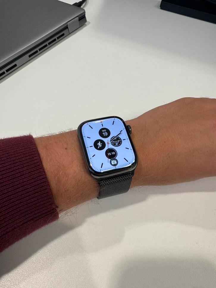 Apple Watch Series 7 (GPS + Cellular) RVS Milanees Bandje, Sieraden, Tassen en Uiterlijk, Smartwatches, Gebruikt, iOS, Zwart, GPS