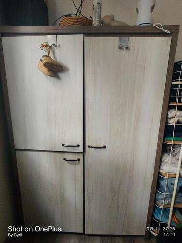 Mooie klerenkast met deuren beschikbaar voor biedingen