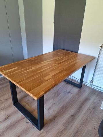 Hele nette Tafel beschikbaar voor biedingen