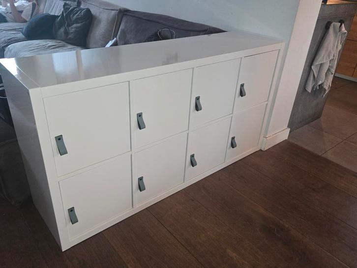 Ikea Kallax kast hoogglans wit met deurtjes, Huis en Inrichting, Kasten | Lockerkasten, Zo goed als nieuw, Ophalen