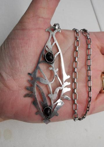 Zilveren ketting met antieke hanger met granaat nr.1601 beschikbaar voor biedingen