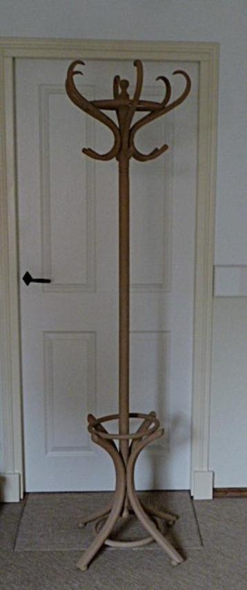 Staande kapstok beschikbaar voor biedingen