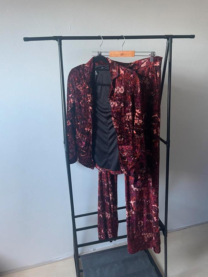 King Louie pak maat S, Kleding | Dames, Jasjes, Kostuums en Pakken, Zo goed als nieuw, Kostuum of Pak, Maat 36 (S), Rood, Verzenden