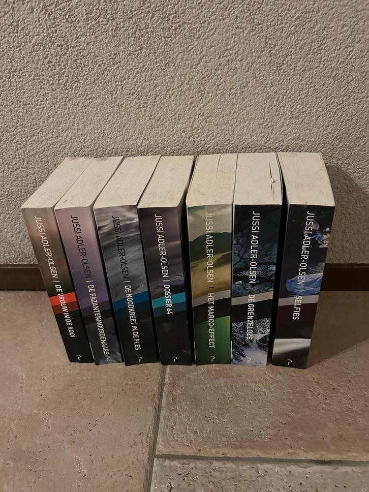 Jussi Adler-Olsen - Q Serie - 7 Boeken, Boeken, Thrillers, Gelezen, Nederland, Ophalen of Verzenden