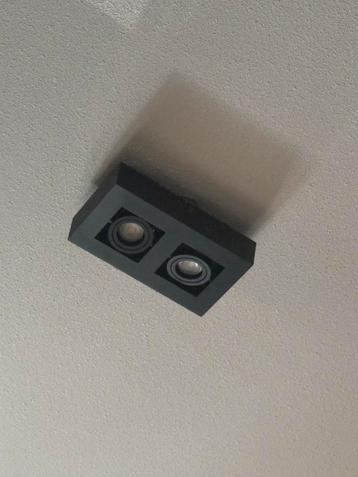 Zwarte plafondspot met 2 lampen beschikbaar voor biedingen