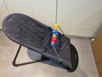 BabyBjorn wipstoel met 2 hoezen en speelboog beschikbaar voor biedingen