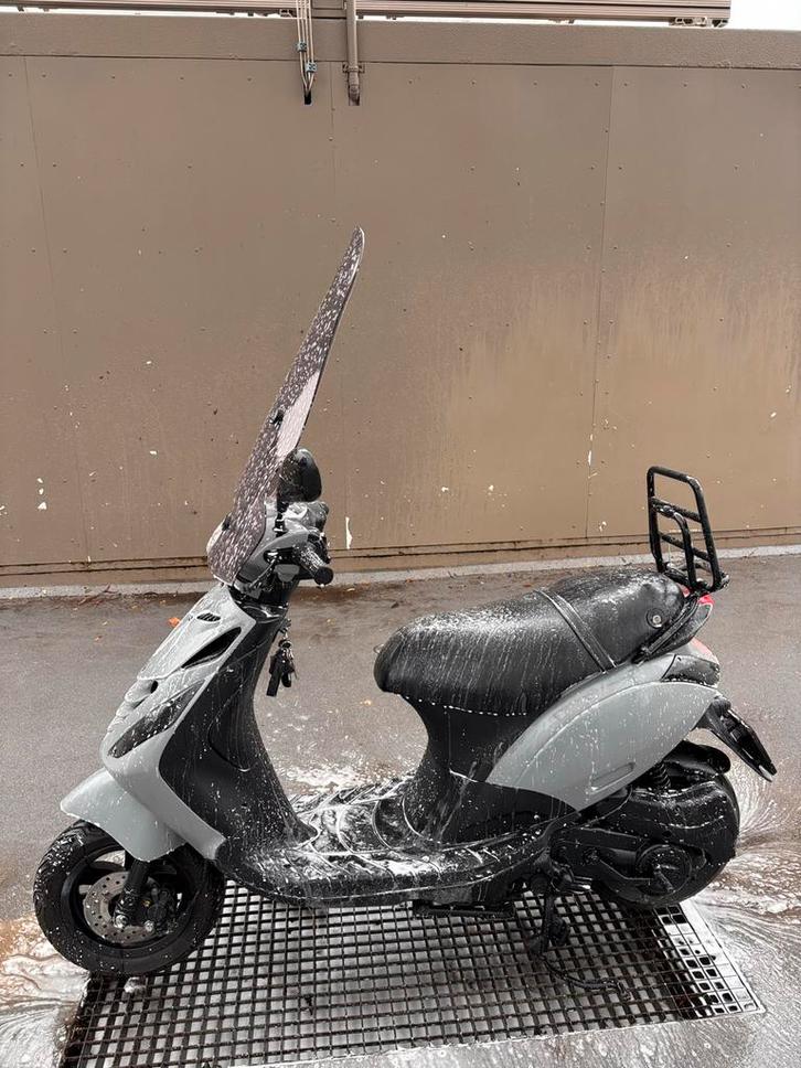 Piaggio Zip 4T, Fietsen en Brommers, Scooters | Piaggio, Gebruikt, Zip, Maximaal 25 km/u, Benzine, Ophalen