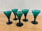 5 elegante groene (wijn)glazen op voet, Antiek en Kunst, Antiek | Glas en Kristal, Ophalen of Verzenden