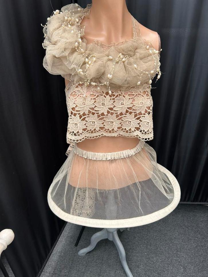 Hoepelrok met tule kraag - Uniek - zeer bijzonder, Antiek en Kunst, Antiek | Kleding en Accessoires, Dames, Ophalen of Verzenden