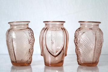 Drie brocante vintage Franse vaasjes van roze persglas beschikbaar voor biedingen