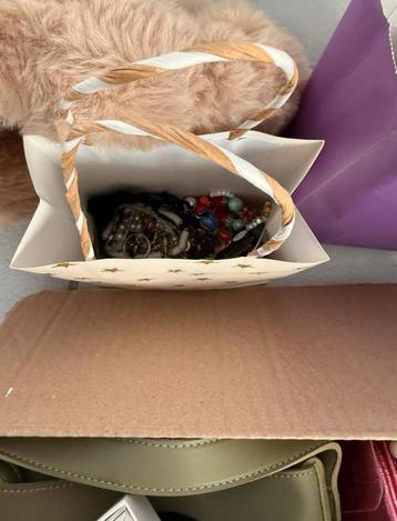 Doos met mystery spullen. beschikbaar voor biedingen