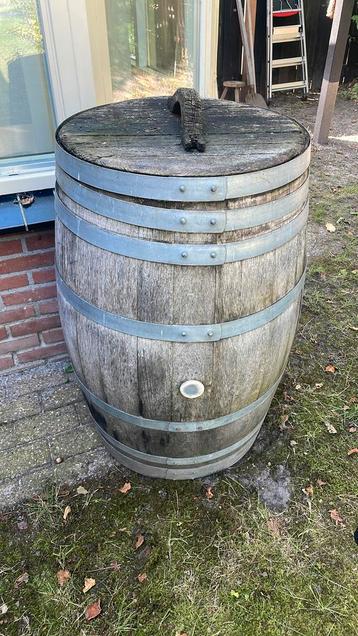 Houten regenton beschikbaar voor biedingen