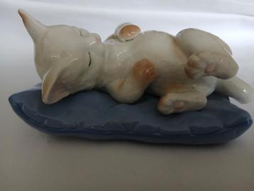 Schattig slapend katje porseleinen beeldje beschikbaar voor biedingen