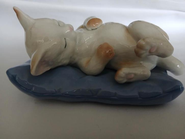 Schattig slapend katje porseleinen beeldje, Antiek en Kunst, Kunst | Beelden en Houtsnijwerken, Ophalen of Verzenden