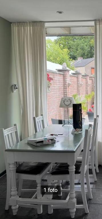 Brocante tafel met 4 stoelen beschikbaar voor biedingen