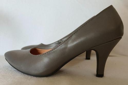 Pumps maat 37 grijs grijze 2 uurtjes gedragen, Kleding | Dames, Schoenen, Zo goed als nieuw, Pumps, Grijs, Ophalen of Verzenden