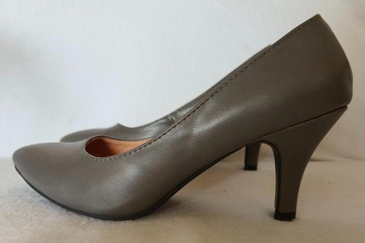 Pumps maat 37 grijs grijze 2 uurtjes gedragen, Kleding | Dames, Schoenen, Zo goed als nieuw, Pumps, Grijs, Ophalen of Verzenden