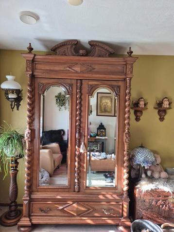 Puntgave antieke grote legkast *demontabel* beschikbaar voor biedingen