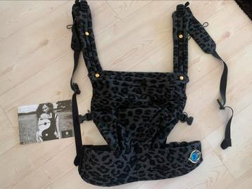 Artipoppe babydraagzak buik of rug ‘Dark Leopard’ als nieuw beschikbaar voor biedingen
