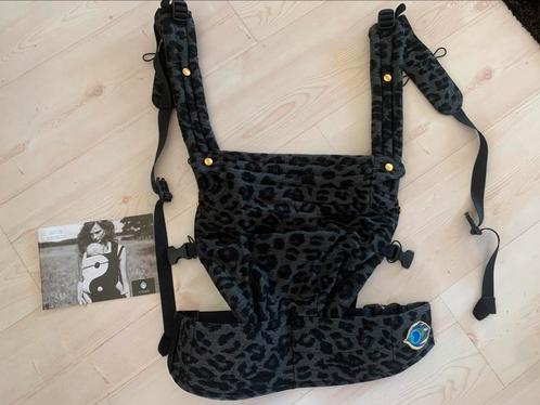 Artipoppe babydraagzak buik en rug ‘Dark Leopard’ als nieuw, Kinderen en Baby's, Babydragers en Draagdoeken, Zo goed als nieuw