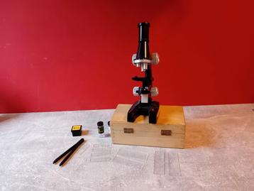 Microscoop met accessoires  beschikbaar voor biedingen