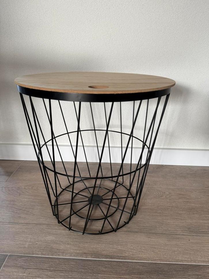 Nette draadmand. Metaal. Houten deksel., Huis en Inrichting, Woonaccessoires | Schalen en Manden, Zo goed als nieuw, Mand, Rond