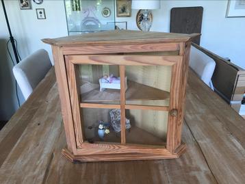 Klein brocante hoek vitrinkastje. Bv poppenkamer, muizenhuis beschikbaar voor biedingen