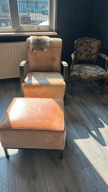 Industriële stoel met hocker en antiek stoeltje beschikbaar voor biedingen