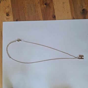 Goudkleurige ketting met H hanger.  beschikbaar voor biedingen
