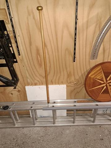 Houten vlaggenstok beschikbaar voor biedingen