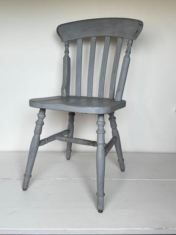 Vintage Grijze Houten Stoel beschikbaar voor biedingen